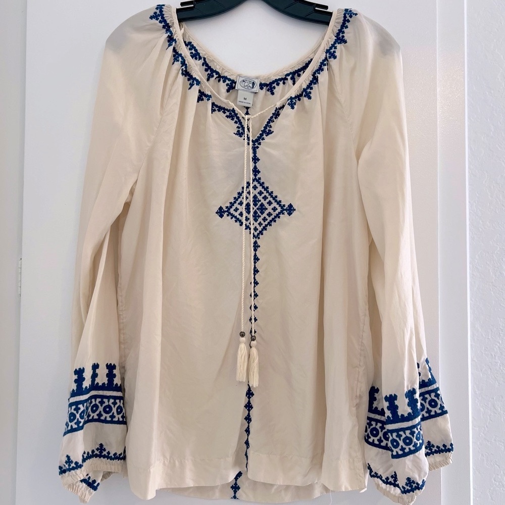 💙 Lucky 💙 Embroidered Cream and Blue Women's Top. Size M - Picture 2 of 4
